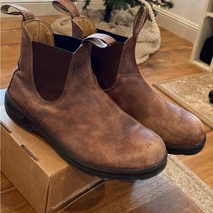 Women’s 9.5 Blundstones, cherry brown color
